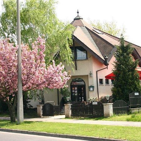 科马罗姆Kocsis Panzio Es Etterem住宿加早餐旅馆 外观 照片